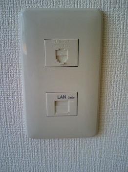 玄関近くのネットワークケーブル接続口