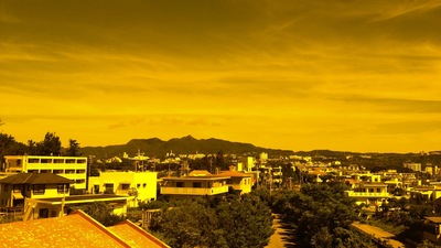 沖縄県名護市の空はオレンジ色