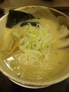 ラーメンと誕生日バルーン。