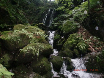 　暑い沖縄に残暑見舞い　薄衣の滝