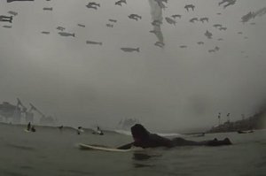 「人類滅亡の日」にサーフィンをするCG動画