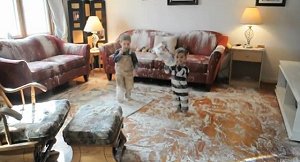 「3歳くらいの子どもが小麦粉を手にするとこうなる」という動画