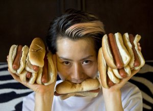 フードファイターが超人的な量を食べることができるのはなぜ?