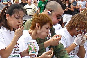 フードファイターが超人的な量を食べることができるのはなぜ?