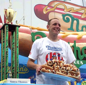 フードファイターが超人的な量を食べることができるのはなぜ?