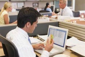 昼食を会社の机で食べるとエコノミー症候群になるリスクが2倍