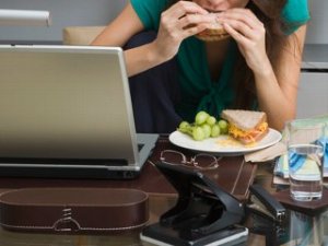 昼食を会社の机で食べるとエコノミー症候群になるリスクが2倍