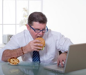 昼食を会社の机で食べるとエコノミー症候群になるリスクが2倍