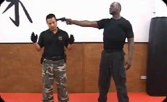 銃を持った相手を素手でぶちのめす、12通りの動き方