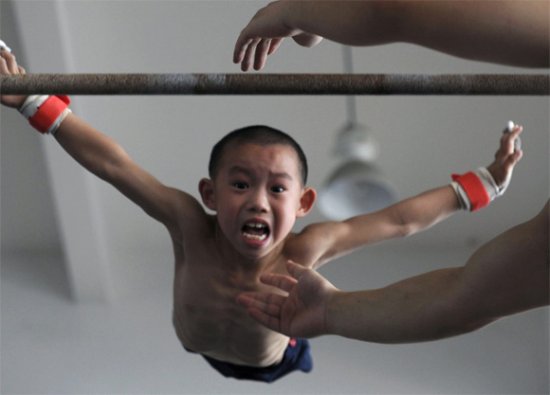 オリンピックに向け過酷な訓練に耐える中国の子どもたち