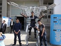 高専の生徒が作ったパワードスーツがスゴイ!