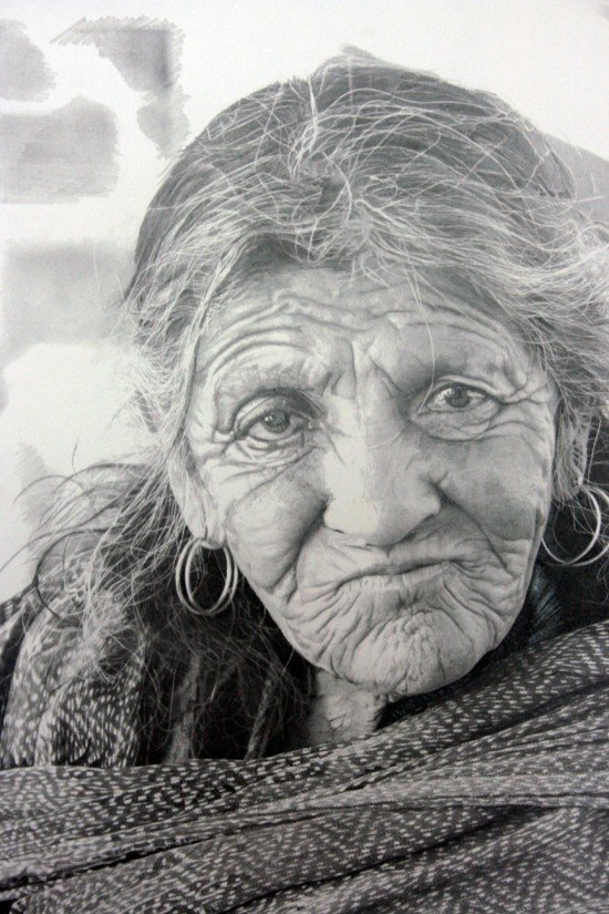 チョークと黒鉛だけで描かれた写真のようなリアルな絵画