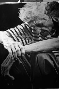 チョークと黒鉛だけで描かれた写真のようなリアルな絵画