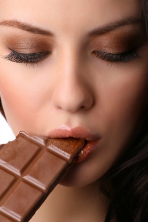 チョコレートを食べればヤセる!? 代謝効果に注目