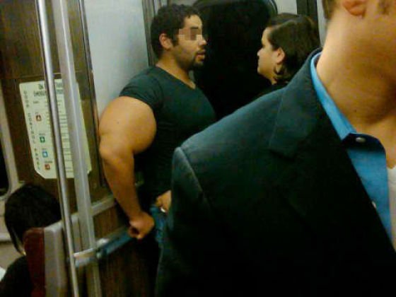 異常な太さの腕を持つ男の画像をご紹介