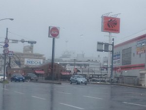 台風、街やお店の様子など