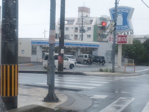 台風、街やお店の様子など
