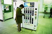 こんなモノもあるのか!? 世界のおもしろ販売機