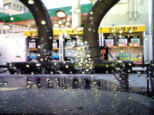 給油所は洗車をする車で満車でした