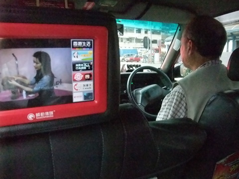 香港はタクシー車内にもデジタルサイネージ