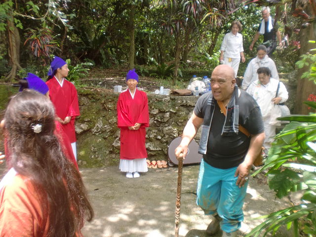 ワイタハ族長老と沖縄の神人の祈りの場でアマノマイ奉納