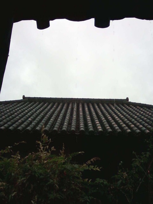 雨の城下町。