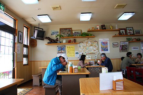 嘉手納そば　店内