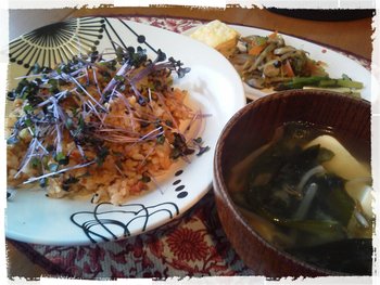 昼はキムチ炒飯。