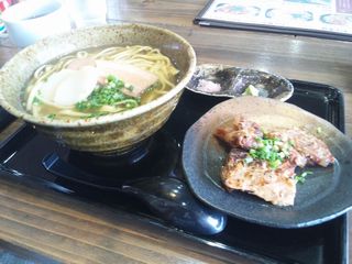 もちもち麺とカツオ出汁の沖縄そばが美味い！あがり家