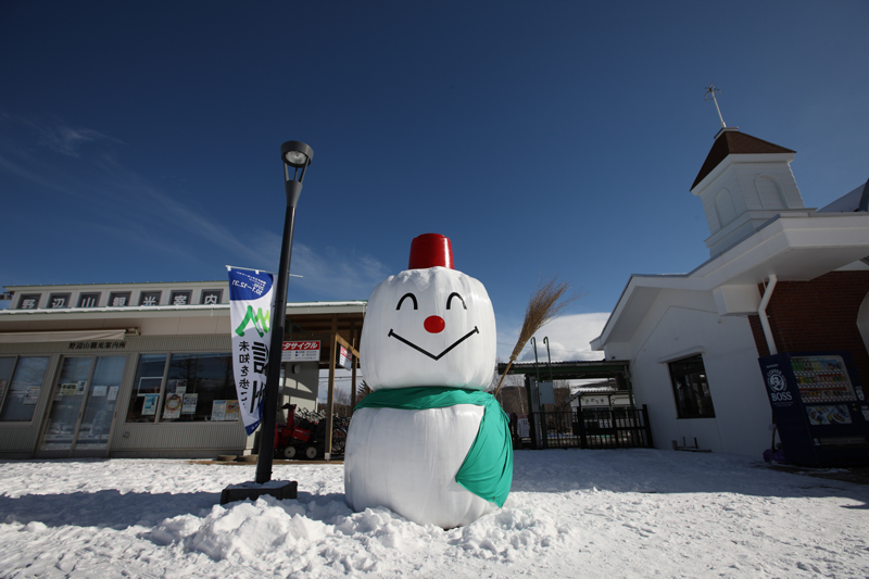 牧草ロールの雪ダルマバージョン