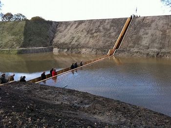 これはオモシロい! モーゼの橋