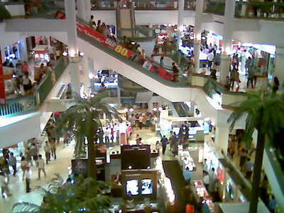 大規模ショッピングセンター、セントラル・ラープラーオで停電