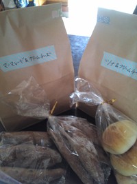 パン差し入れ