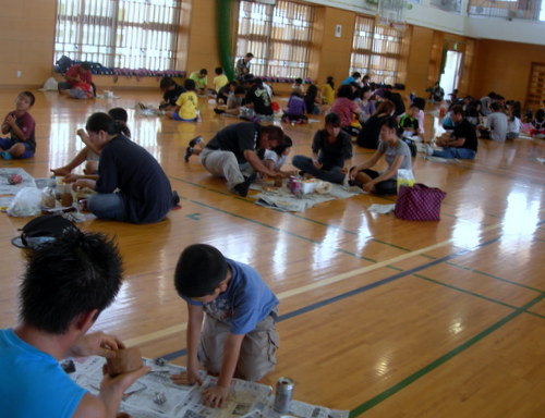 沖縄市立　北美小3年生：器作りにチャレンジ