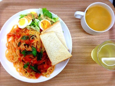 ツナとバジルのトマトソースパスタと豆乳とモウイと大豆のさらだ♪