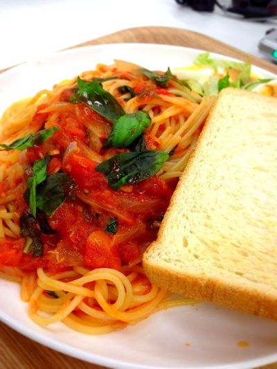 ツナとバジルのトマトソースパスタ