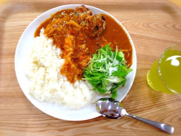 今日の社食カレーライスとつくねバーグとサラダ