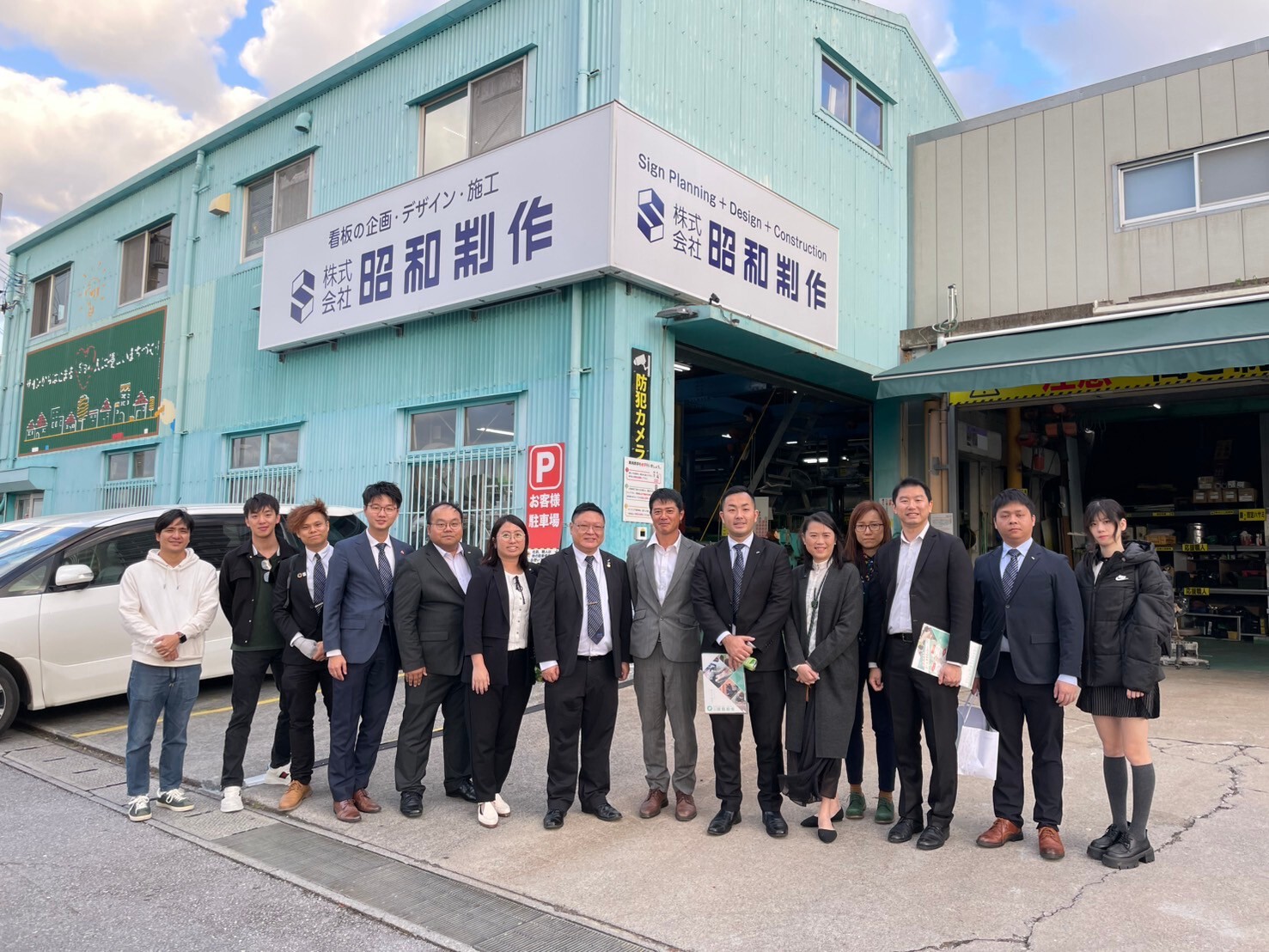 香港から赤嶺社長のご友人が昭和制作へ会社見学にお越しくださいました 香港から赤嶺社長のご友人が昭和制作へ会社見学にお越しくださいました