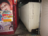 島唄サクラセブンの土間は土であった。マサカ！ 2012/04/15 03:28:09