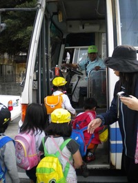 遠足のバス運転手