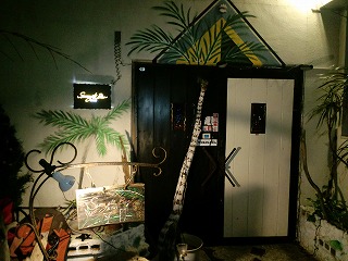 沖縄 バー ウィスキー バーテンダー 隠れ家 カウンター お酒 大人 サミーズバー SAMMY'S BAR KIWI ホテル コンドミニアム ロングステイ 長期滞在 マンスリー ウィークリー 泊る 宿泊 リゾートの住人 番頭 サービスアパート