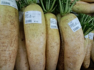 沖縄 家庭料理 野菜 大根 パイナップル 島とうがらし ししとう フダンソウ 人参しりしりー 北谷 ホテル コンドミニアム ロングステイ 長期滞在 マンスリー ウィークリー 泊まる 宿泊 リゾートの住人 番頭 サービスアパート