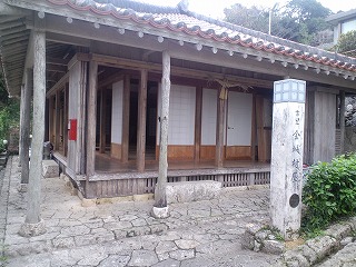沖縄 首里 金城 石畳 大アカギ 天然記念物 琉球石灰岩 北谷 ホテル コンドミニアム ロングステイ 長期滞在 マンスリー ウィークリー 泊まる 宿泊 リゾートの住人 番頭 サービスアパート