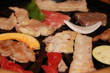 沖縄 とみぐすく亭 焼肉 しゃぶしゃぶ バイキング ランチ ディナー 和牛卸 北谷 ホテル コンドミニアム ロングステイ 長期滞在 マンスリー 宿泊 泊まる ウィークリー リゾートの住人 番頭 サービスアパート