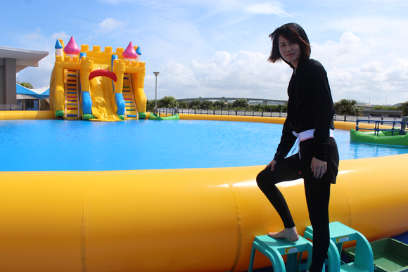 【豊崎美らSUNビーチに夏限定で出現!】巨大プール&ウォータースライダーが楽しすぎる!前編 プールには土台を使って入りましょう