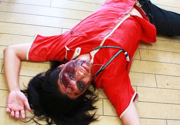 【100円ショップで手軽に作れる】ウォーキング・デッドをハロウィンメイクで再現する方法! 【100円ショップで手軽に作れる】ウォーキング・デッドをハロウィンメイクで再現する方法!