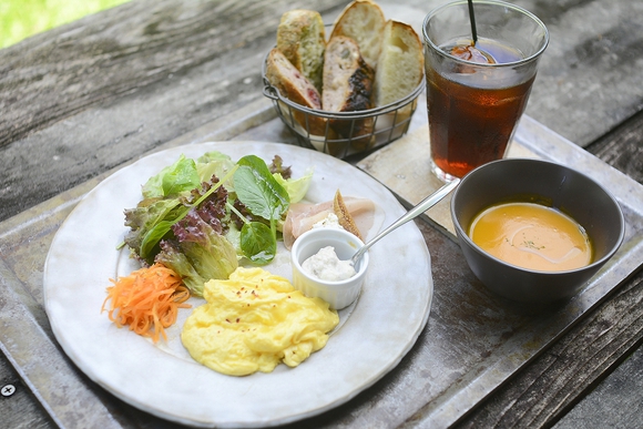 北中城で朝ごはんを食べるならカフェ「プラウマンズランチベーカリー」こわだりの食材を使った朝食がいただけます 朝ごはんが食べられる北中城のカフェ「プラウマンズランチベーカリー」A.M.プレート
