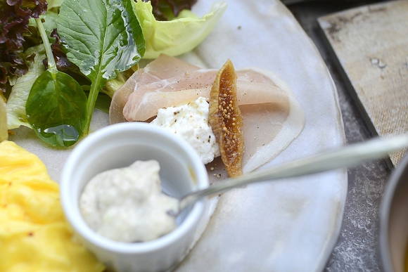 北中城で朝ごはんを食べるならカフェ「プラウマンズランチベーカリー」こわだりの食材を使った朝食がいただけます 朝ごはん(朝食)が食べられる北中城カフェ「プラウマンズランチベーカリー」ディップ