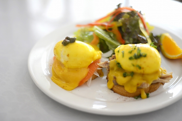 北谷で朝ごはんを食べるなら「Hale Noa Cafe(ハレノアカフェ)」で本格的なハワイの朝食が頂けます。 ハレノアカフェのメニュー「スモークサーモンのエッグベネディクト」