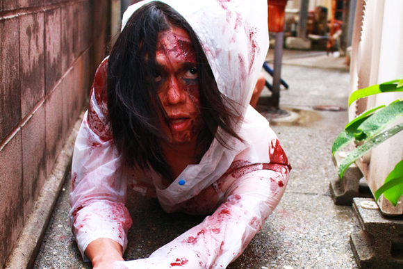北谷美浜のハロウィンイベント仮装に向けて歴代てぃーだ編集部の仮装を振り返る てぃーだスタッフのウォーキングデッド風ハロウィンメイク